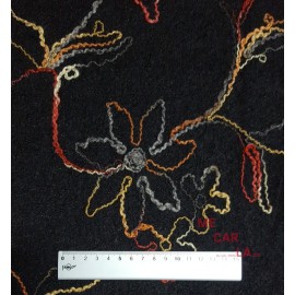 Tejido de lana rizada en negro bordada con hilo de mecha multicolor