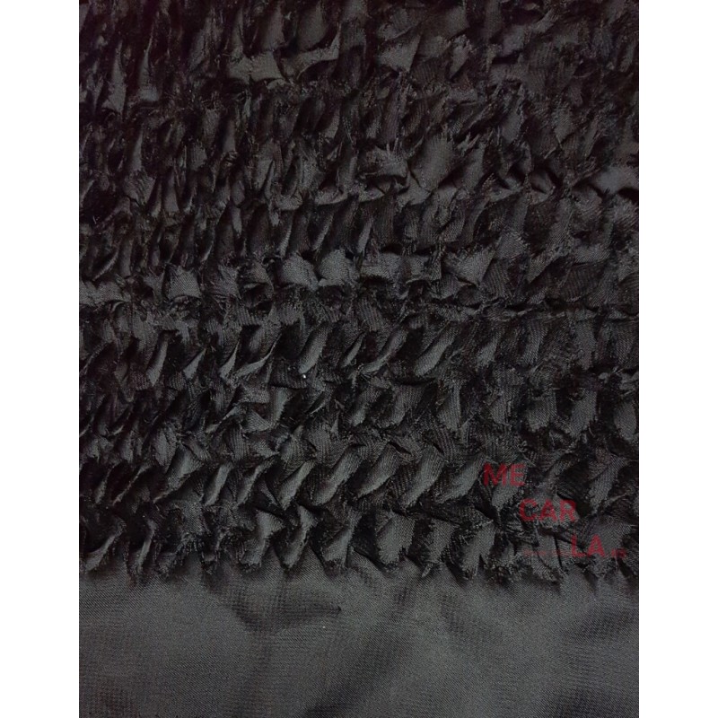 Tejido fantasía en negro, bordado con cintas de gasa rasgadas